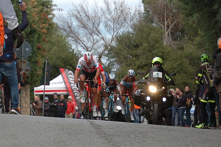 DSC_5123.jpg - Al secondo passaggio sulla salita di Colla Micheri transita primo il campione svizzero Silvan Dillier (AG2R).