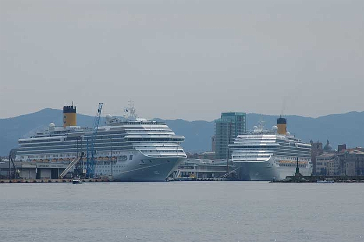 Coste.jpg - Navi da crocera Costa nel porto di Savona.