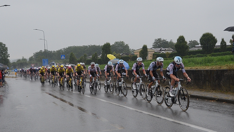 MAK_5474.jpg - Il gruppo tirato da Xabier AZPARREN della Q36.5 PRO CYCLING TEAM.