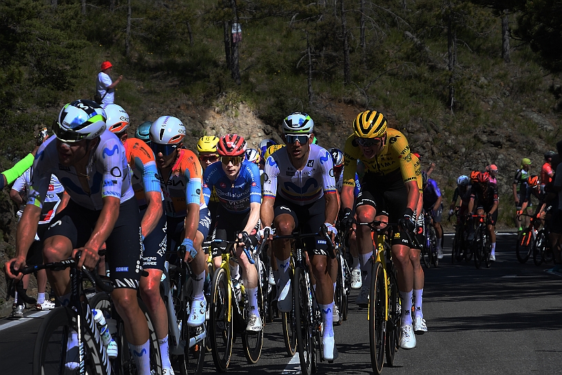 MAK_7490PP.jpg - Jonas Vingegaard con la maglia azzurra di chi è in testa alla classifica dei gran premi della montagna.