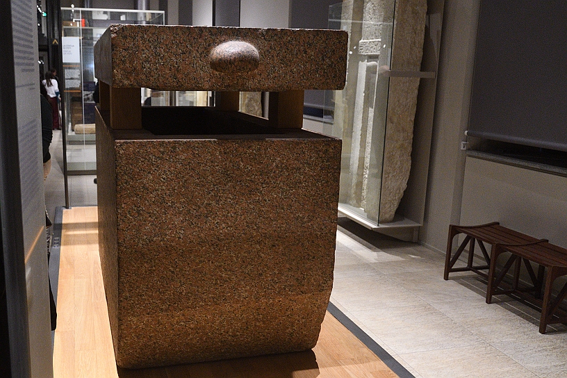 05_MAK_5644.jpg - Sarcofago del principe Duaenra in granito rosa di Assuan proveniente da Giza; è la prima forma di sarcofago dell’Antico Egitto risalente 2543–2435 a.C