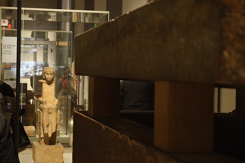 06_MAK_5646.jpg - Particolare del sarcofago con sullo sfondo i resti della statua di Iteti.