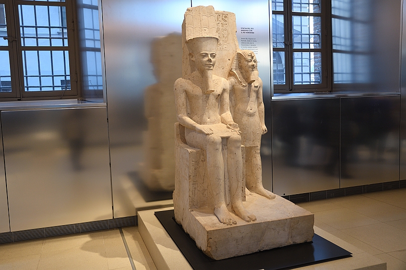 100_MAK_5820.jpg - Statua del dio Amon-Ra che abbraccia il faraone Horemheb che regnò dal 1319 al 1292 a.C.