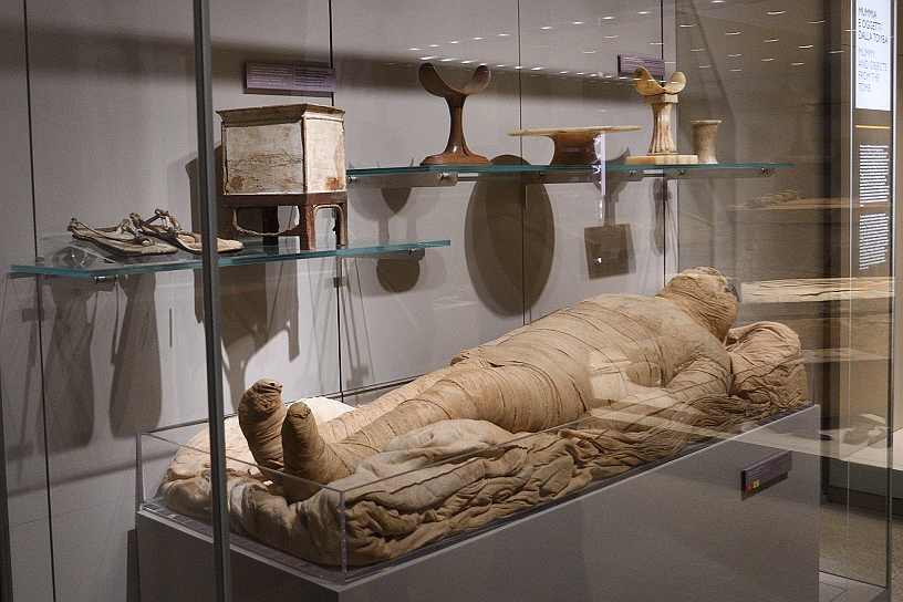 10_MAK_5660.jpg - Una delle mummie più interessanti del Museo perché a differenza di quanto veniva fatto solitamente, gli arti sono separati dal resto del corpo ed il volto dipinto anzichè ricoperto da una maschera. Non è stato possibile risalire al nome della persona.