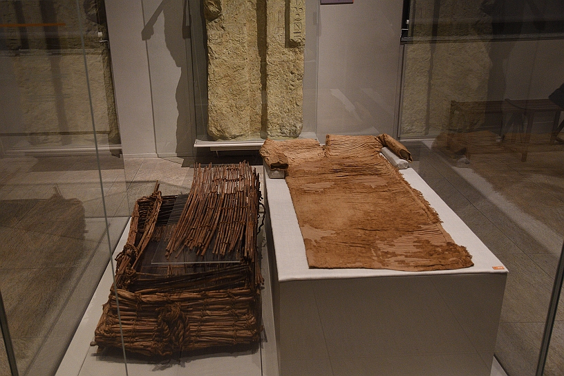 11_MAK_5656.jpg - Tunica riposta in una doppia cesta realizzata con giunchi e fibre vegetali in una sepoltura di una donna di circa 35 anni.