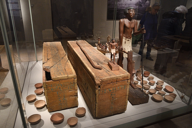 17_MAK_5668.jpg - Tomba di Shemes, che era un funzionario, e di una donna chiamata Rehuerausen, forse sua moglie (periodo 2050-1947 a.C.). Fanno parte del corredo tre modellini di navi in terracotta e due statue rappresentanti il defunto.