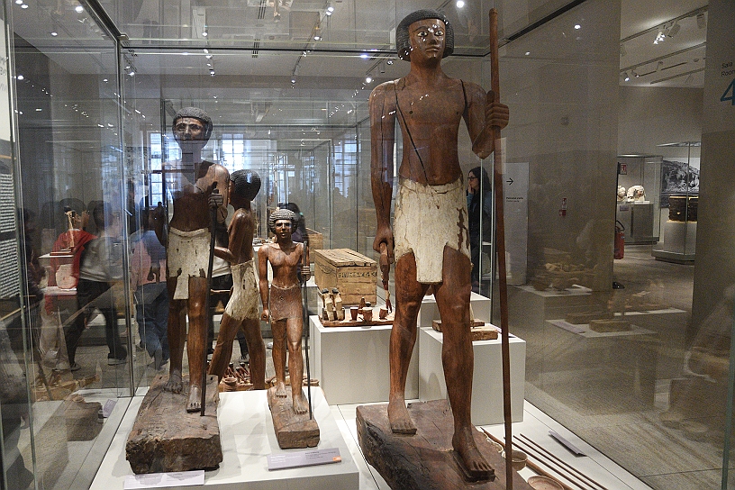 20_MAK_5681.jpg - Gli oggetti e le statue provengono dalla tomba di Minhotep, un artigiano, rappresentato nella statua a sinistra al centro il suo Ka; datata 1939 – 1875 a.C. A destra la statua di Djefahapi.