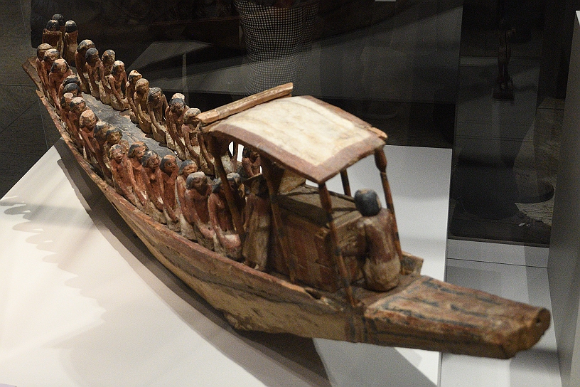 24_MAK_5672.jpg - Modellino d'imbarcazione con rematori e sarcofago.