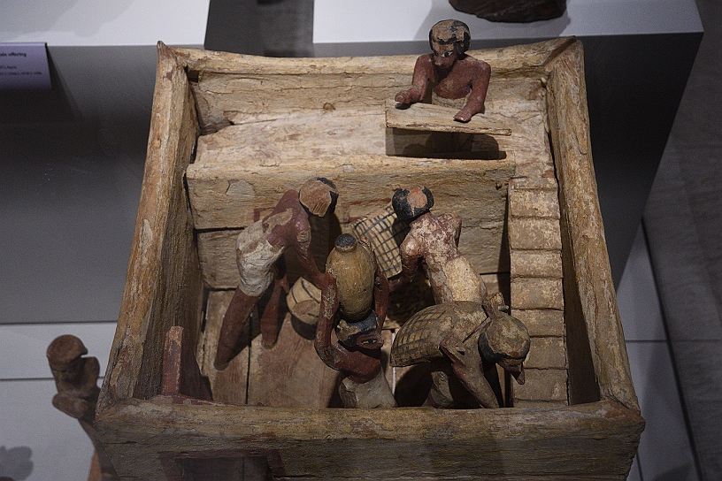 27_MAK_5674.jpg - Modellino di granaio con figure che svuotano sacchi sotto il controllo di uno scriba.