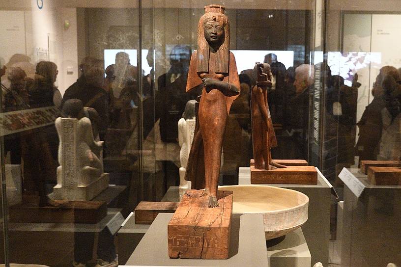 33_MAK_5694.jpg - Statua della regina Ahmose-Nefertari (Tebe, 1570/1565 a.C. – 1505/1500 a.C.) Fu una delle donne più influenti della XVIII dinastia, e una fra le più venerate della storia egizia, il suo nome significa “Nata dal dio-luna, la più bella delle donne”. Era “grande sposa reale” nonché sorella del faraone Ahmose I: infatti erano entrambi figli del faraone Ta’o e della regina Ahhotep.