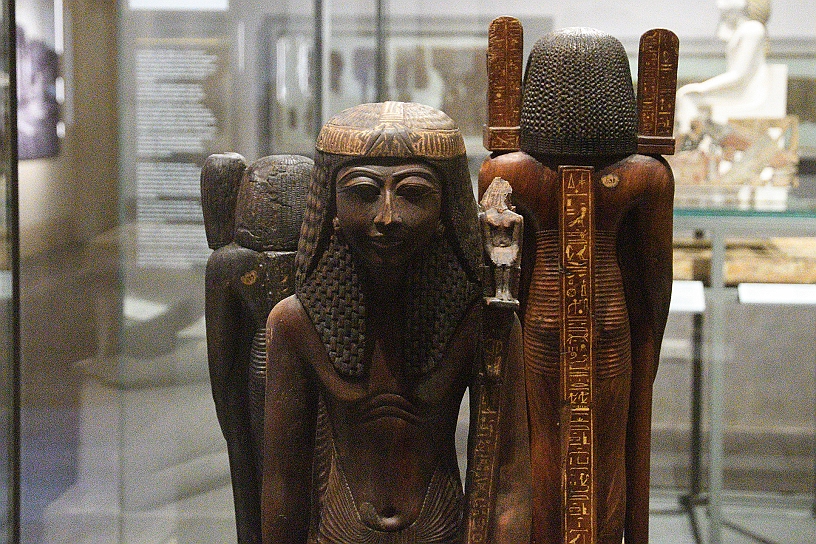 37_MAK_5702.jpg - Scriba Ramose nel ruolo di portainsegne.