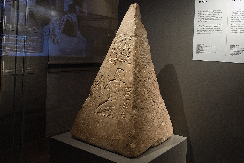48_MAK_5726.jpg - Il pyramidion era collocato in cima alla cappella funeraria di Kha e Merit. In prestito dal Museo del Louvre.