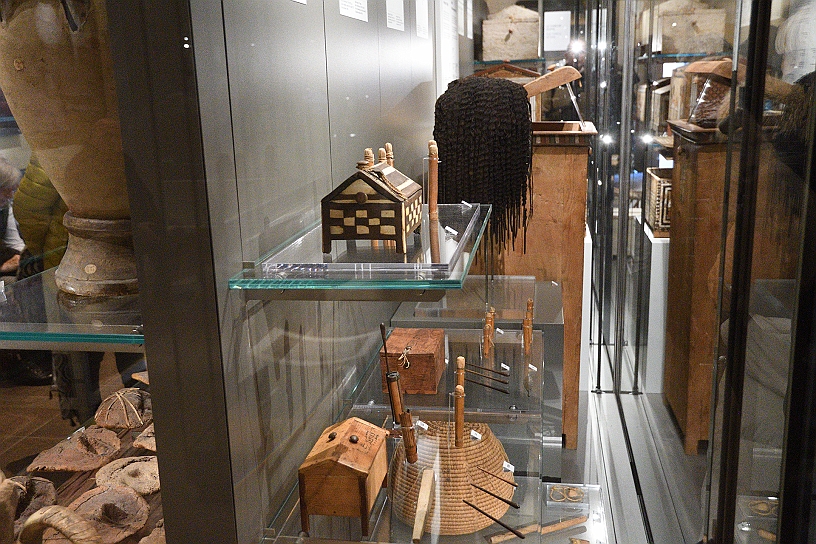 57_MAK_5747.jpg - Nell’antico Egitto bellezza, igiene e cura del corpo erano aspetti fondamentali per uomini e donne, indispendsabili per sopravvivere a malattie, questa è una raccolta degli strumenti usati da Kha e Merit.