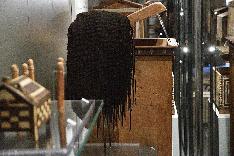 58_MAK_5748.jpg - Proprio per motivi igienici tenevano i capelli corti per cui nelle celebrazioni utilizzavano le parrucche, questa, di capelli veri, si è conservata incredibilmente ed è esposta, insieme alla cassa di legno che la conteneva.