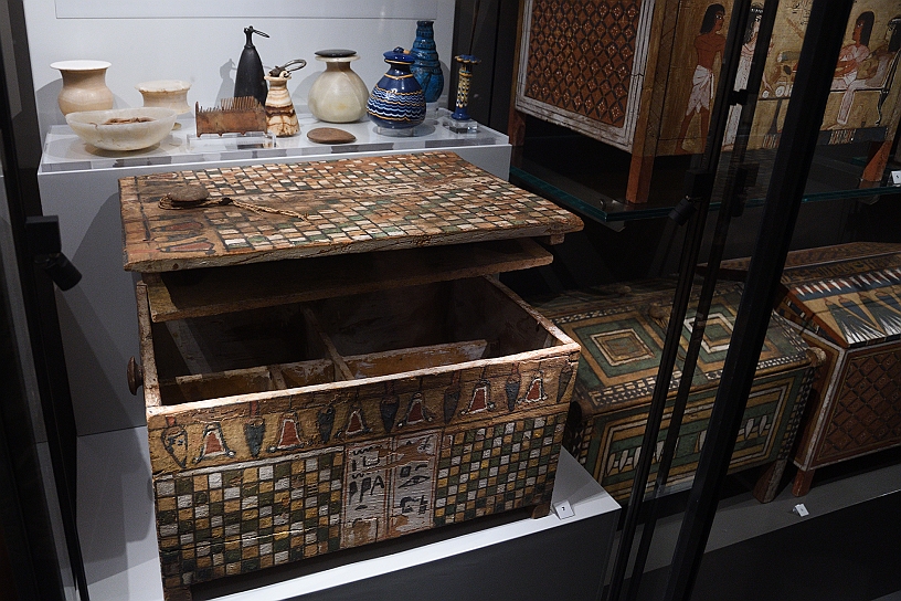 62_MAK_5755.jpg - Contenitore a scomparti per il necessario per l'igiene e la cura del corpo.