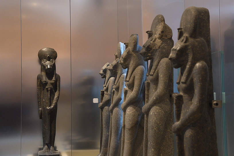 72_MAK_5785.jpg - Sekhmet è la temibile divinità egizia con testa di leonessa e corpo di donna. Per volontà del faraone Amenhotep III fu raffigurata in 365 statue, per allontanare la sua ira distruttrice e proteggere l’Egitto.