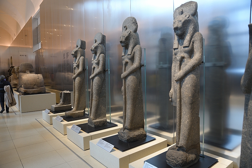 78_MAK_5766.jpg - Il Museo Egizio, a Torino, ospita ventuno statue: dieci sedute e undici in piedi.