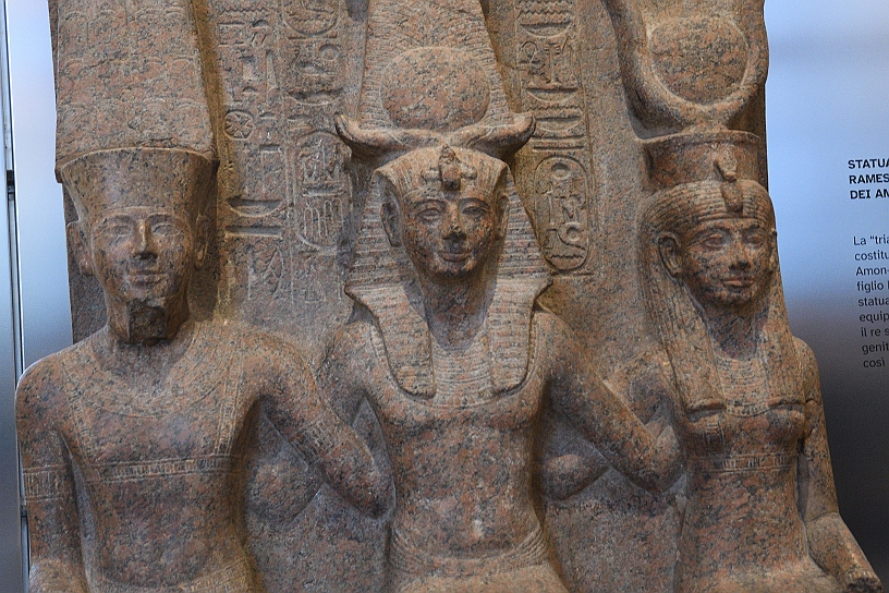 97_MAK_5813.jpg - Statua in granito del faraone Ramesse II che regnò dal 1279 e il 1213, tra gli dei Amon-Ra e Mut.