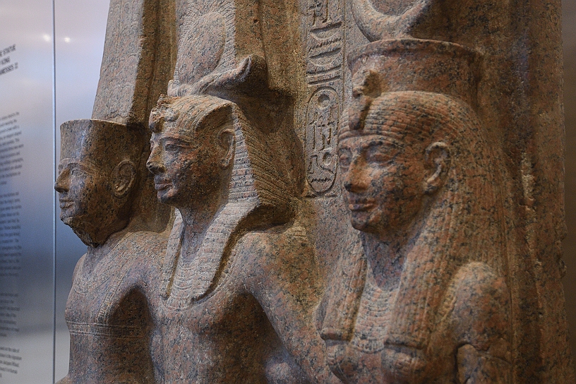 98_MAK_5814.jpg - Il faraone Ramesse II che regnò dal 1279 e il 1213, tra gli dei Amon-Ra e Mut.